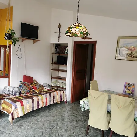 לינה וארוחת בוקר Le Grand Paris Apartments 3*